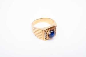 A sapphire and diamond ring in 18 carat yellow gold - 2