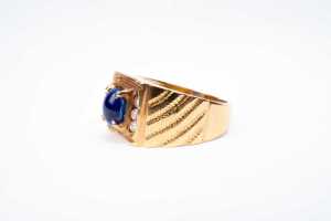 A sapphire and diamond ring in 18 carat yellow gold - 3