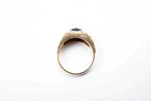 A sapphire and diamond ring in 18 carat yellow gold - 4