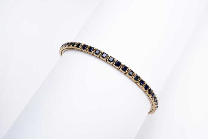 A sapphire bracelet in 18 carat yellow gold