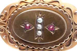 An antique seed pearl and garnet mourning brooch in 15 carat yellow gold - 2