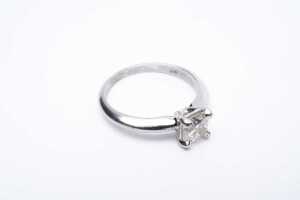 A diamond solitaire ring in platinum - 2