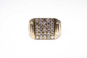 A white quartz gents ring in 9 carat yellow gold