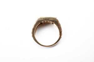 A white quartz gents ring in 9 carat yellow gold - 4