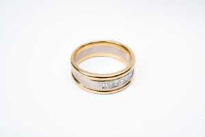 A diamond gents ring in 18 carat yellow and white gold - 2