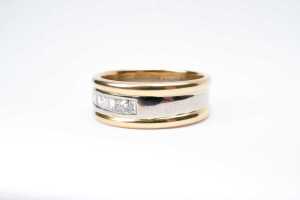 A diamond gents ring in 18 carat yellow and white gold - 3
