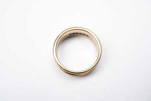 A diamond gents ring in 18 carat yellow and white gold - 4