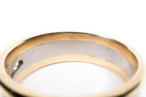 A diamond gents ring in 18 carat yellow and white gold - 5