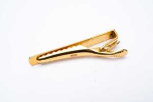 A cufflink and tie bar set in 14 carat yellow gold - 3
