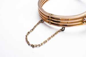 An antique ladies bangle watch in 9 carat yellow gold. - 3