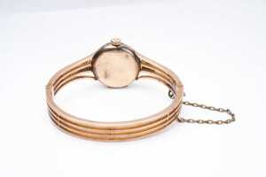 An antique ladies bangle watch in 9 carat yellow gold. - 4
