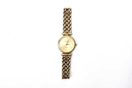 A Geneve quartz watch in 14 carat yellow gold.