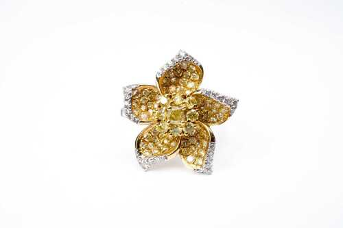 A yellow and white diamond flower ring in 18ct yellow gold