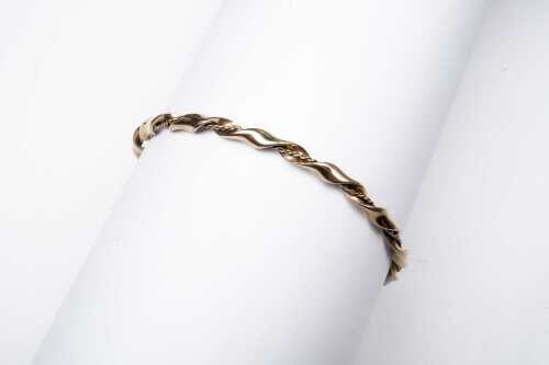 A vintage twist bangle in 9 carat yellow gold