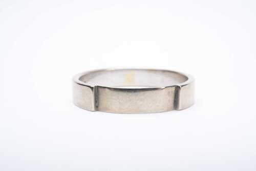 A fitted wedding band in 18 carat white gold