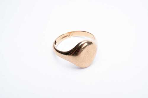 An antique signet ring in 15 carat yellow gold