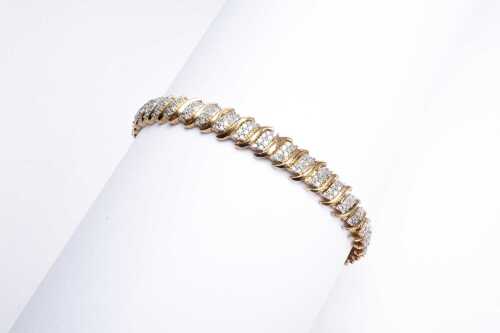 A diamond bracelet in 9ct yellow gold