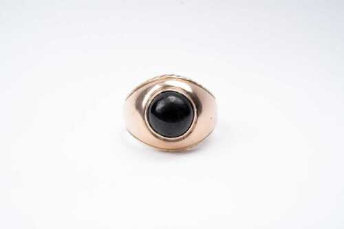 An antique onyx signet ring in 15 carat gold