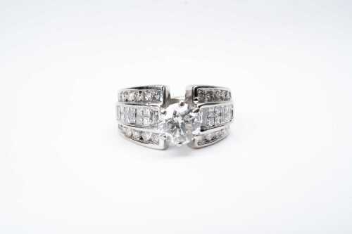 A diamond ring in18ct white gold