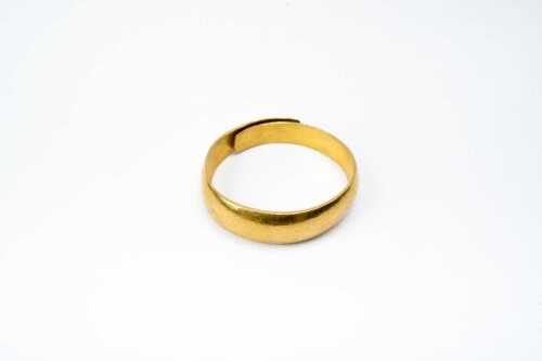 A band in 24 carat gold