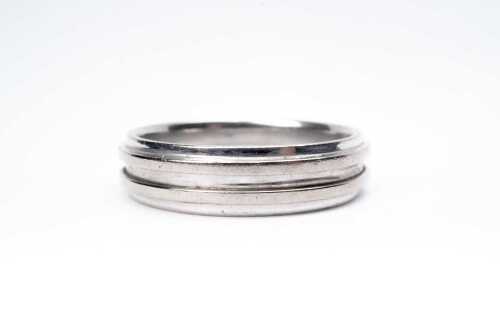 A grooved band in 18 carat white gold