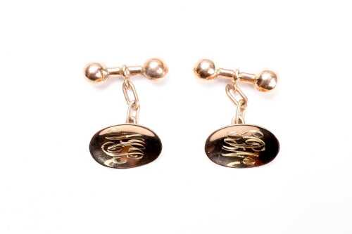 A pair of antique oval cufflinks in 15 carat yellow gold