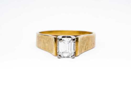 A diamond ring in 18 carat yellow gold and platinum