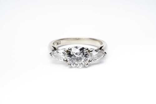 A diamond trilogy ring in 19 carat white gold