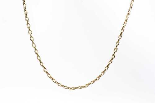 An oval trace chain in 14 carat yellow gold
