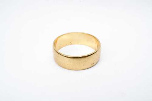 A wedding band in 18 carat yellow gold