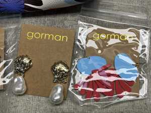 Gorman travel purse & various earrings - 4