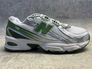 New Balance 740 size US 7.5 - 2