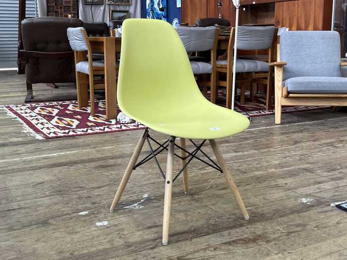 Charles and Ray Eames, Eames Office moulded plastic side chair