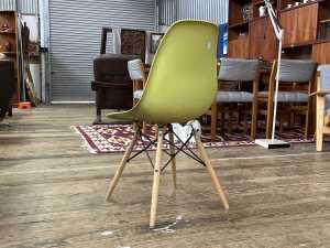 Charles and Ray Eames, Eames Office moulded plastic side chair - 3