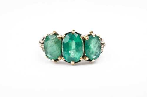 An emerald ring in 9 carat yellow gold