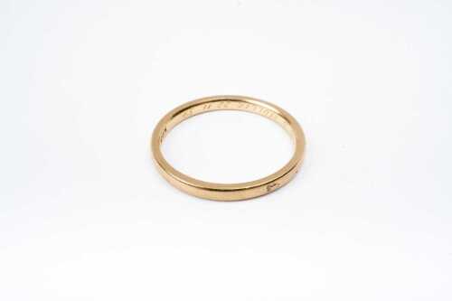 A vintage wedding band in 18 carat yellow gold