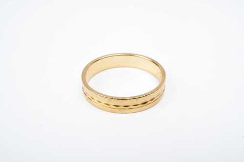 A vintage patterned band in 18 carat yellow gold