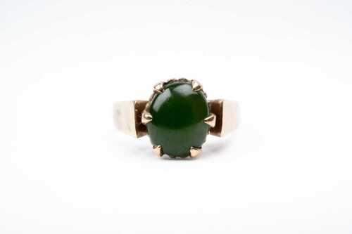 A vintage chrysoprase ring in 9 carat yellow gold
