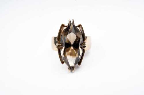 A vintage smoky quartz cocktail ring in 9 carat yellow gold
