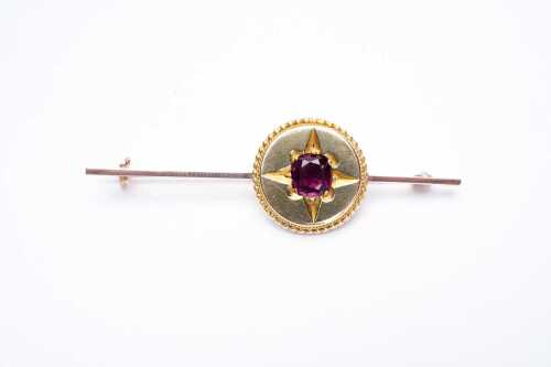 An antique amethyst brooch in 9 carat yellow gold