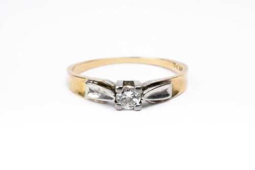 A diamond ring in 18 carat yellow gold and palladium