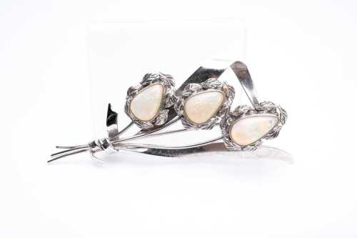 A vintage opal brooch in 10 carat white gold
