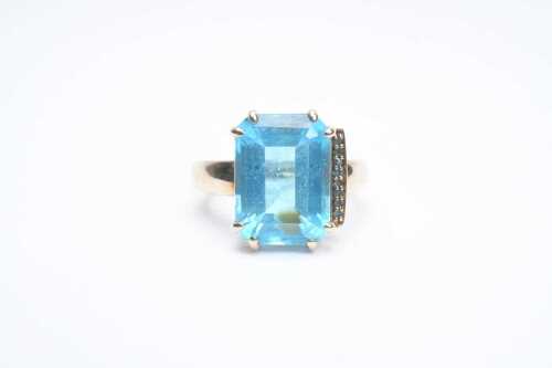 A blue topaz ring in 9 carat yellow gold