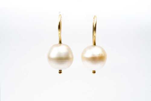 A pair of pearl drop earrings in 18 carat yellow gold