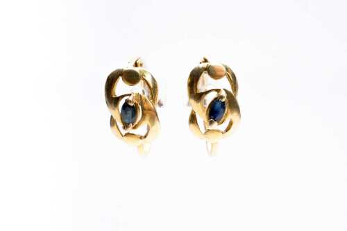 A pair of sapphire earrings in 18 carat yellow gold