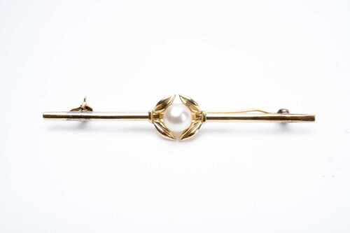 A Mikimoto pearl brooch in 14 carat yellow gold