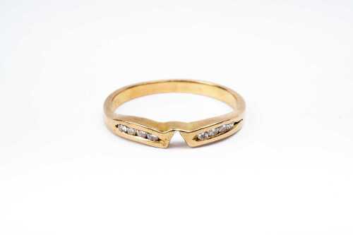 A diamond ring in 18 carat yellow gold
