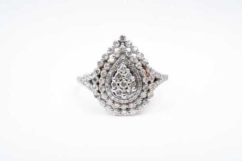 A diamond ring in 9 carat yellow gold
