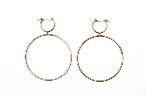A pair of double hoop earrings in 9 carat yellow gold