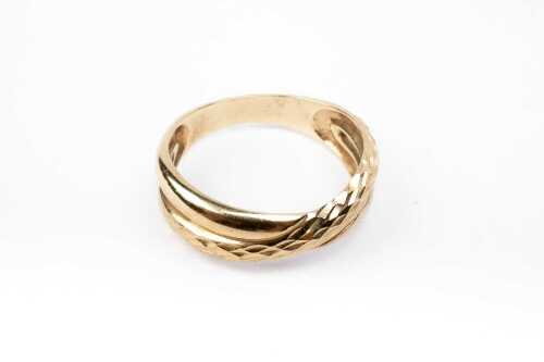 A cross over ring in 9 carat yellow gold